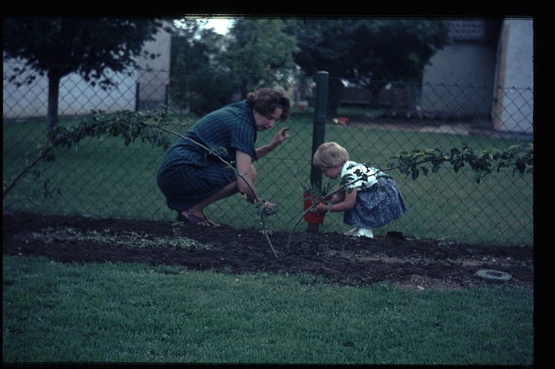 09.Regensburg jun 1966 Mama,Marion.JPG